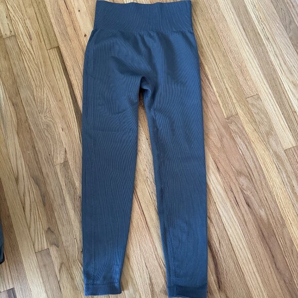 Grey Ribbed Workout Set - Picture 3 of 5